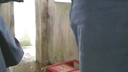 Ibu rumah film bokep jepang jav tangga yang bosan memotong debu dan kemudian pergi